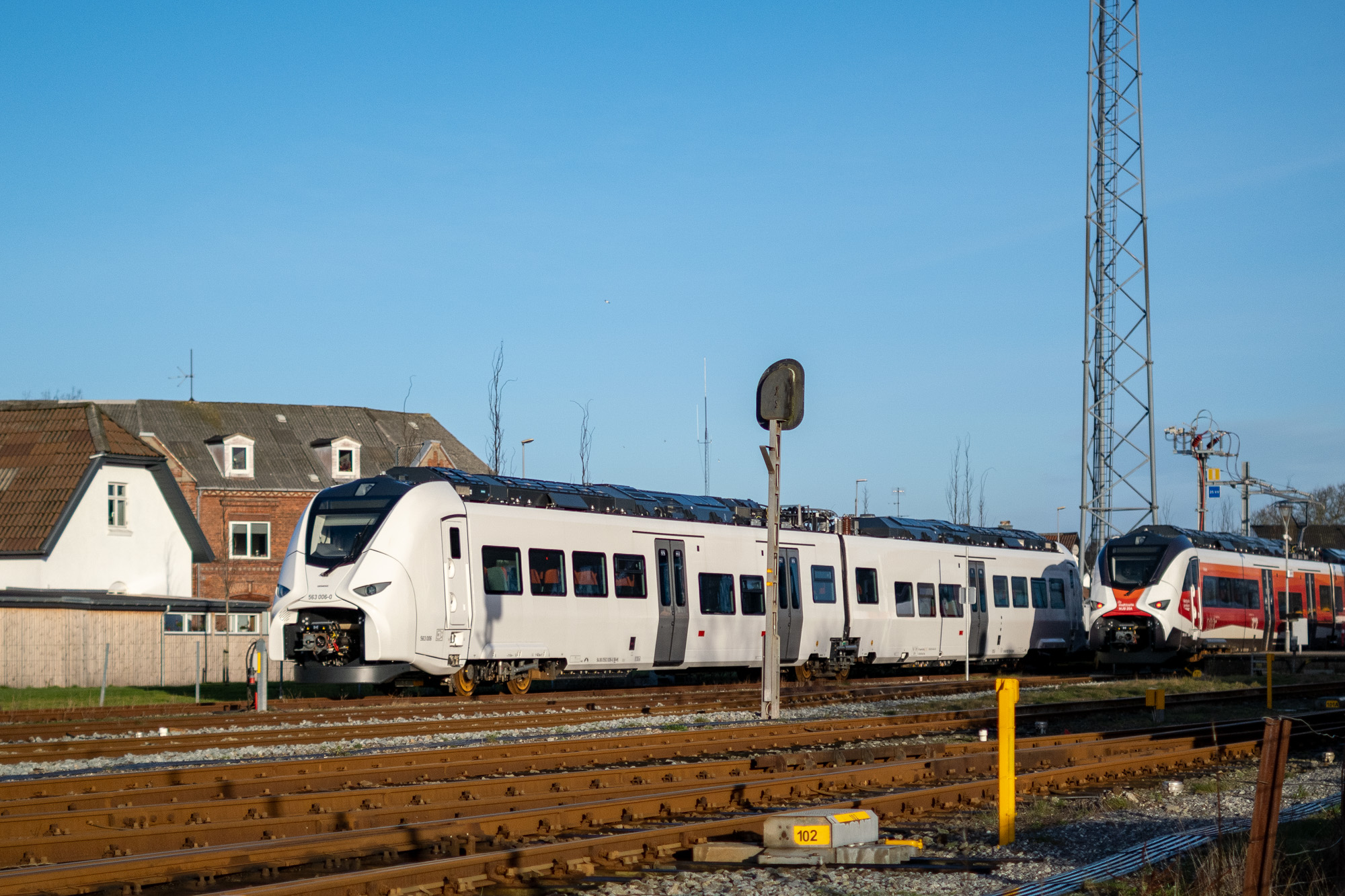 To Siemens Mireo Smart Plus B i Lemvig. Den ene er endnu ikke folieret i MJBAs farver. © Konstantin Planinski