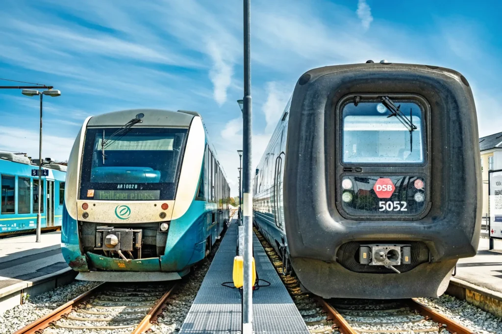 Arriva's AR 1002 of DSB's MF 5052 på Struer Station i maj 2022 © Konstantin Planinski