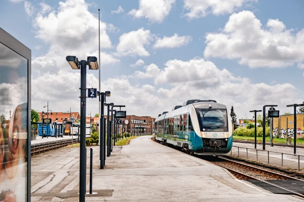 Arriva's AR 1002 ankommer på Holstebro station med et tog til Struer © Konstantin Planinski