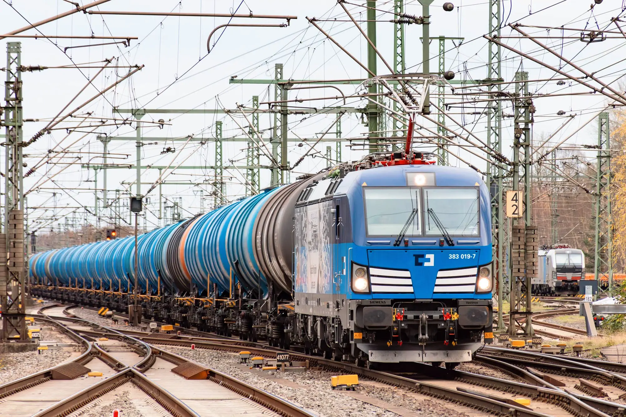En anden A54 Vectron (383 019) af ČD Cargo set med et godstog i Hamborg, Tyskland © Konstantin Planinski