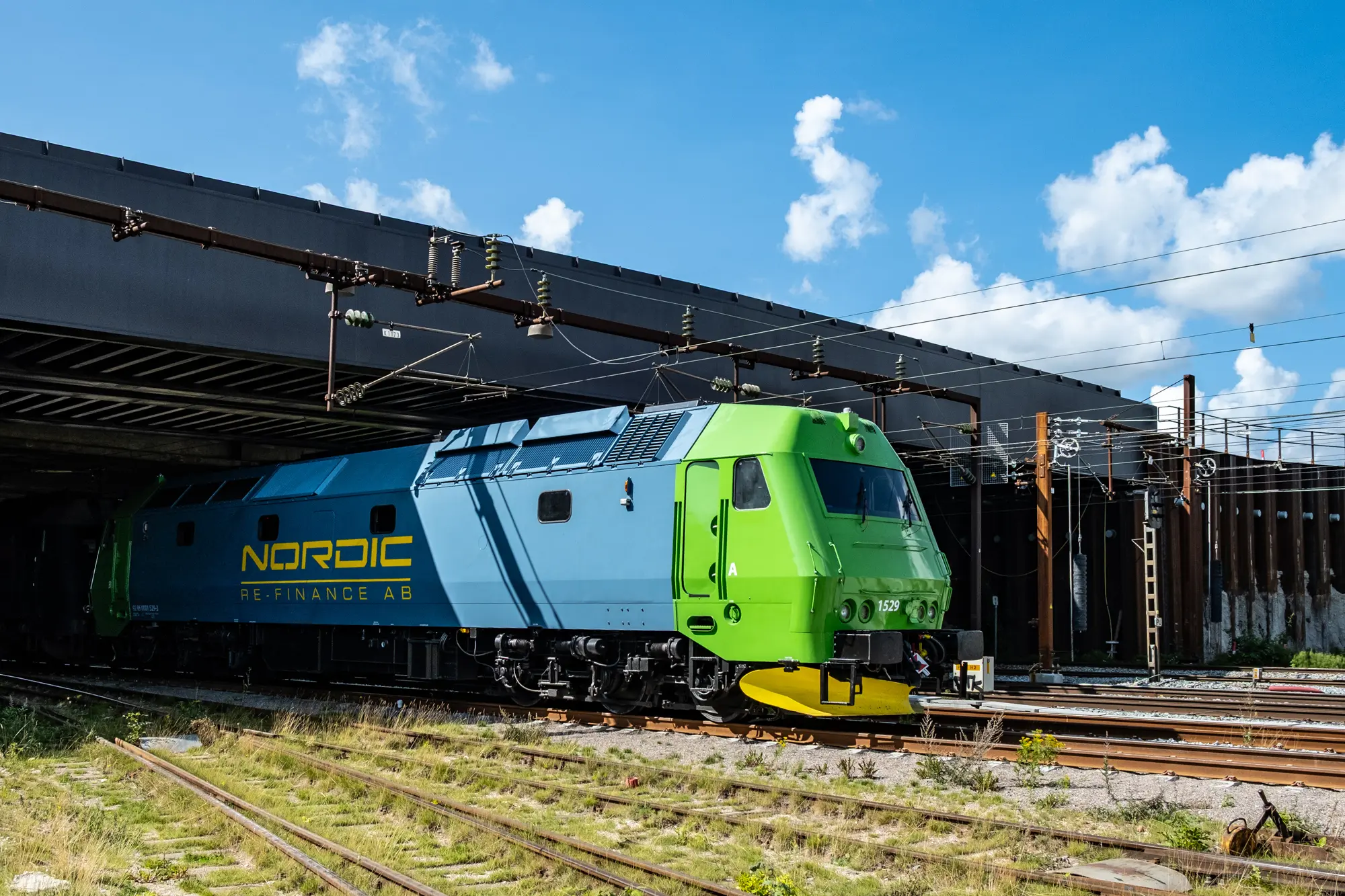 TMe 1529 venter på næste opgave i Glostrup. Lokomotivet er blevet nylakeret i Nordic Re-Finances farver © Konstantin Planinski