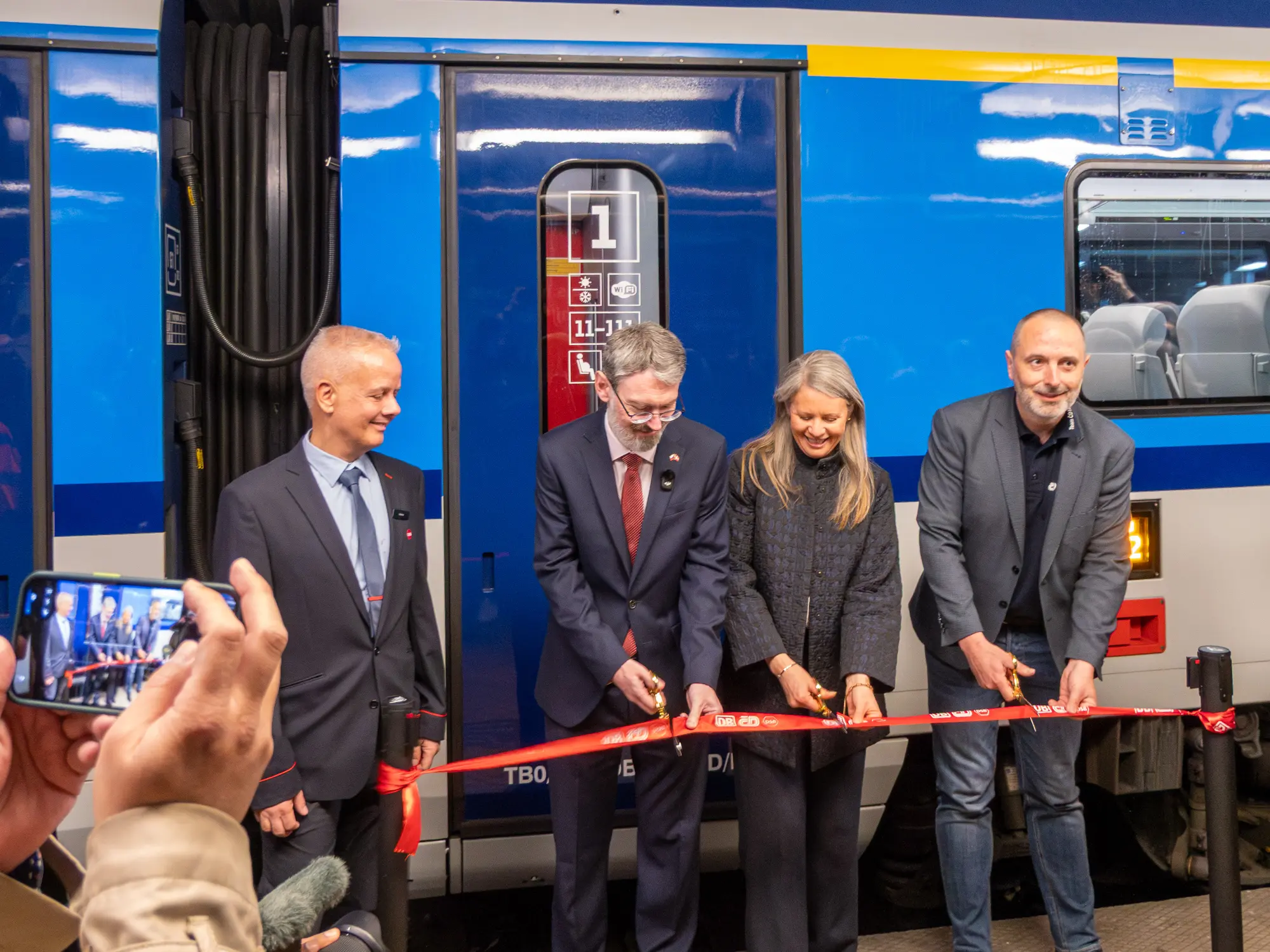 Snoreklipningen, fra venstre: Den tjekkiske ambassadør i Danmark, Jirí Ellinger; Kundechef i DSB, Charlotte Kjærulff; En repræsentant fra České dráhy, Jan Hrabàcek © Matias Lohmann-Quiñones