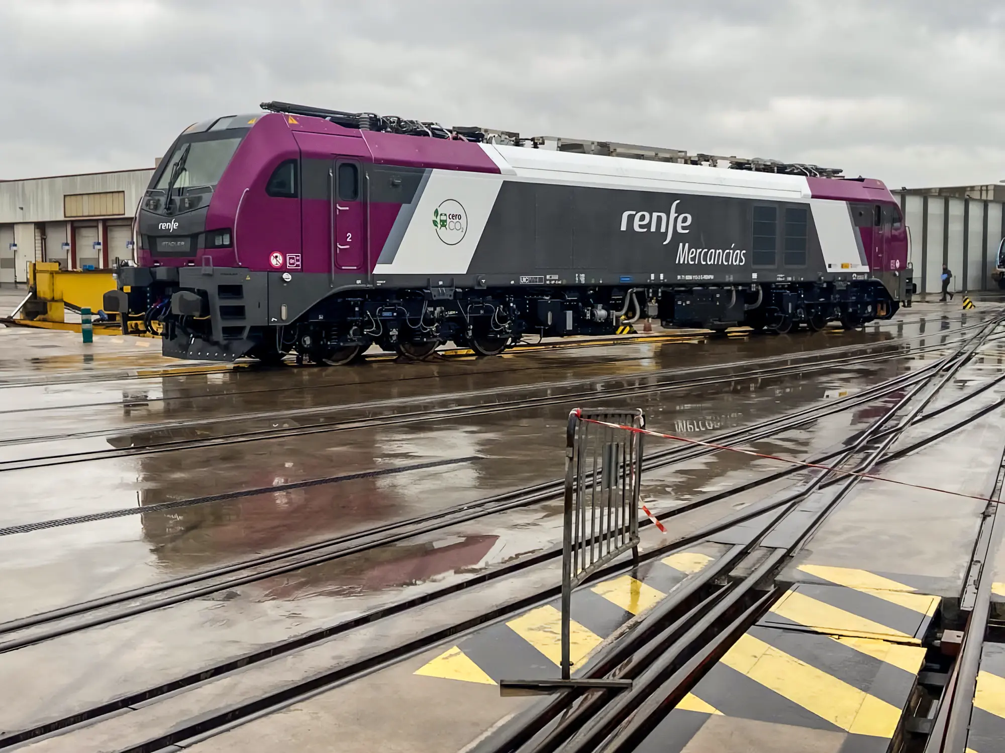 Der investeres meget i nye lokomotiver til jernbanegods i Spanien. Blandt andet den statslige operatør RENFE har anskaffet adskillige af Stadlers Euro 6000 el-lokomotiver til både Iberisk og normal sporvidde. RENFE har endvidere udnyttet optioner til at købe nye lokomotiver, der leases ud til andre godsoperatører © ProBane arkiv Der investeres meget i nye lokomotiver til jernbanegods i Spanien. Blandt andet har den statslige operatør RENFE anskaffet adskillige af Stadlers Euro 6000 el-lokomotiver til både Iberisk og normal sporvidde. RENFE har endvidere udnyttet optioner til at købe nye lokomotiver, der leases ud til andre godsoperatører © ProBane arkiv