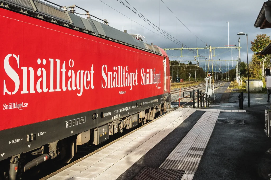 Snälltogets Vectron-lokomotiv holder klar til afgang i Storlien mod Norge