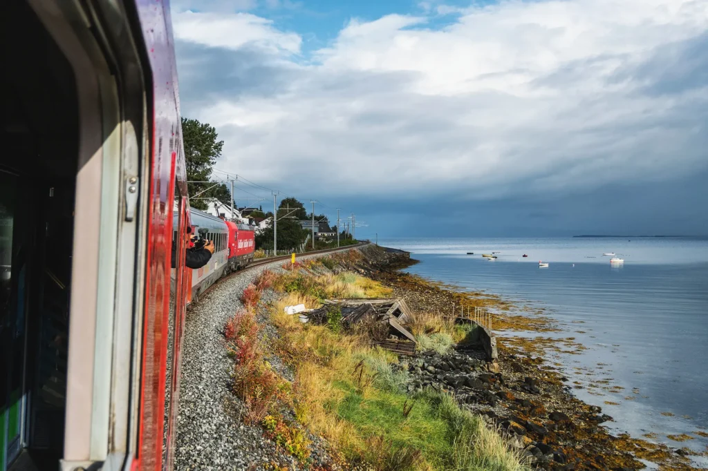 Det sidste stykke af rejsen før Trondheim foregår helt nede ved vandet langs den smukke Trondheimsfjord