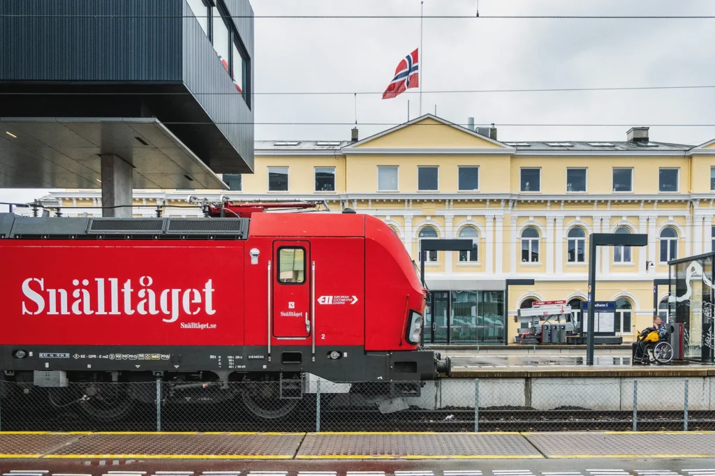 Vel ankommet til Trondheim foran den gamle stationsbygning. Flaget er på halv grundet den norske Kong Haralds død få dage tidligere