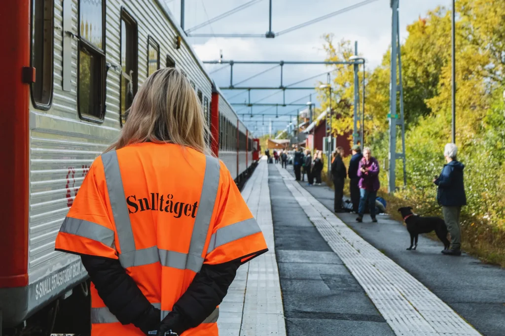 Personalet venter på, at passagererne har steget ombord, før de går i gang med at lukke døre inden afgang