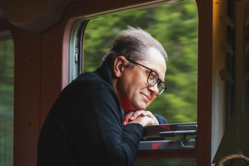 Snälltågets kommecielle chef, Marco Andersson, kan godt lide at rejse med tog