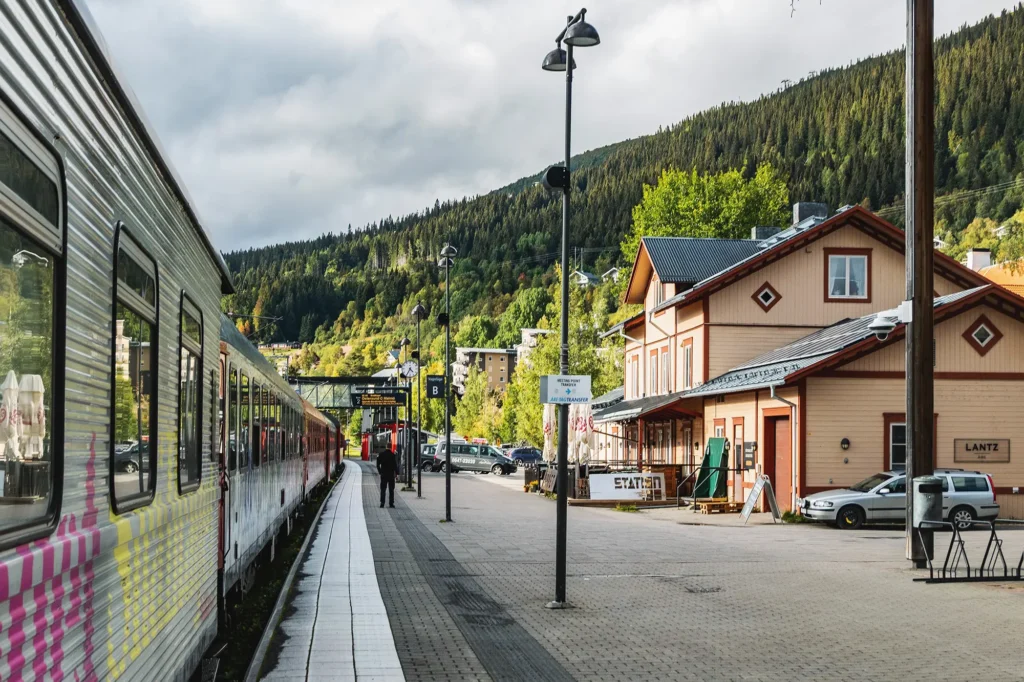 Åre er et af Skandinaviens mest populære skidestinationer, men også om sommeren er der turister til fjeldet
