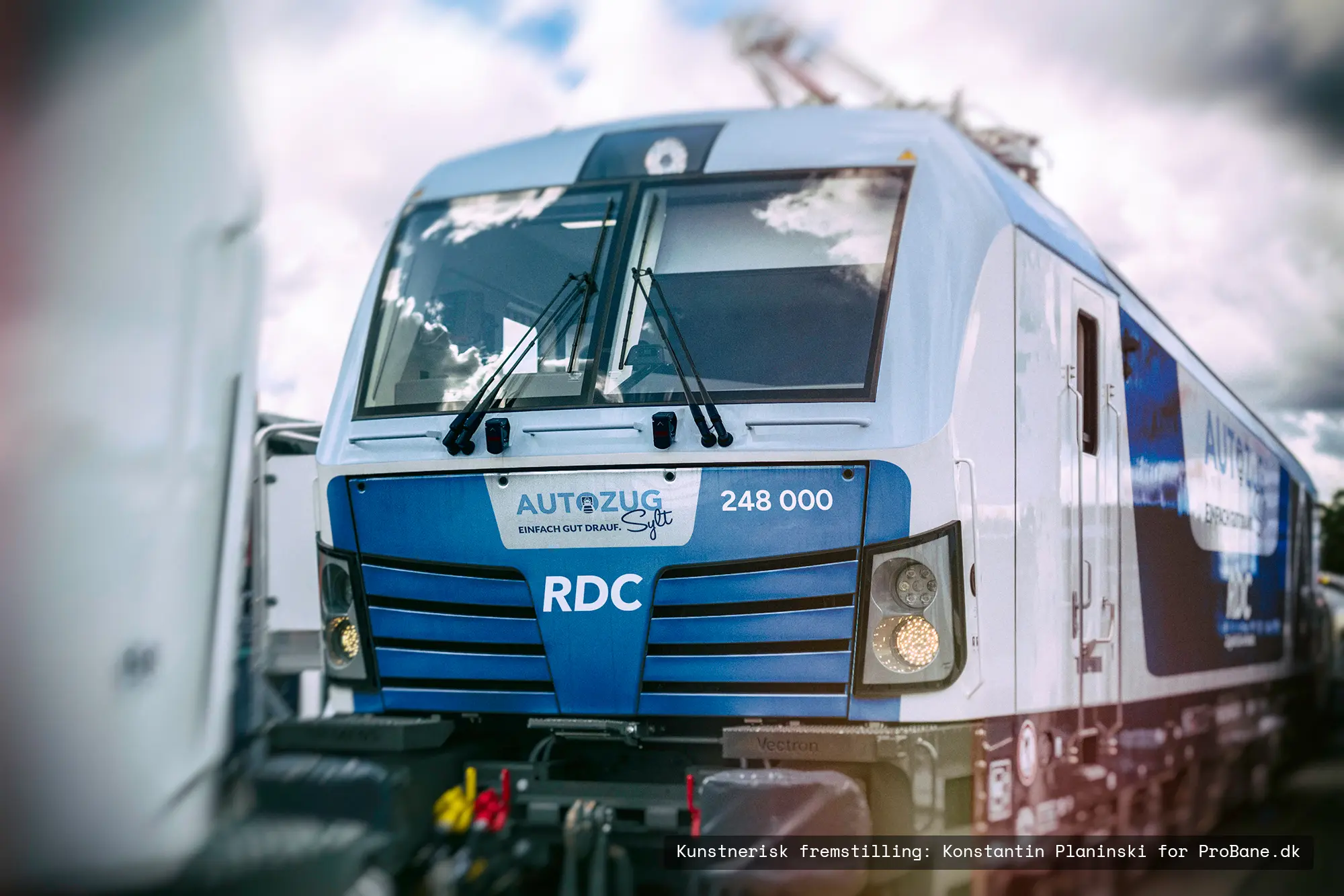 Sådan kunne et RDC Vectron X Dual Mode se ud © Kunstnerisk fremstilling Konstantin Planinski for ProBane. Billedet har ingen forbindelse til RDC eller Siemens. Sådan kunne et RDC Vectron X Dual Mode se ud © Kunstnerisk fremstilling Konstantin Planinski for ProBane. Billedet har ingen forbindelse til RDC eller Siemens.