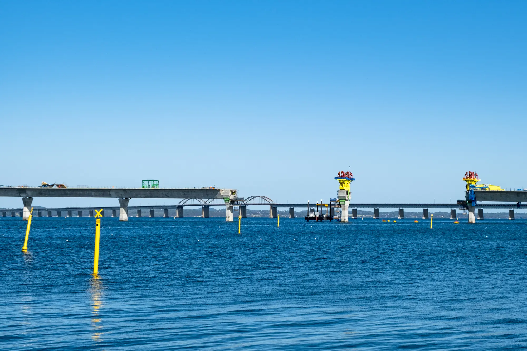 Opførelsen af den nye Storstrømbro med den gamle Storstrømbro i baggrunden, september 2023 © Konstantin Planinski