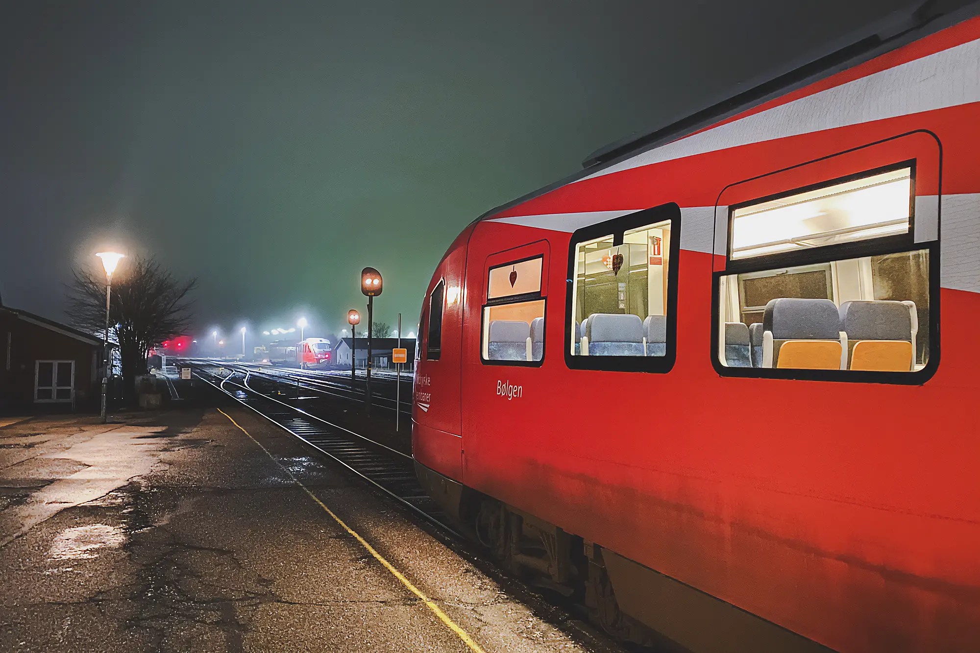 Midtjyske Jernbaners MQ 4113 “Bølgen” set på Lemvig station © Konstantin Planinski Midtjyske Jernbaners MQ 4113 "Bølgen" set på Lemvig station © Konstantin Planinski