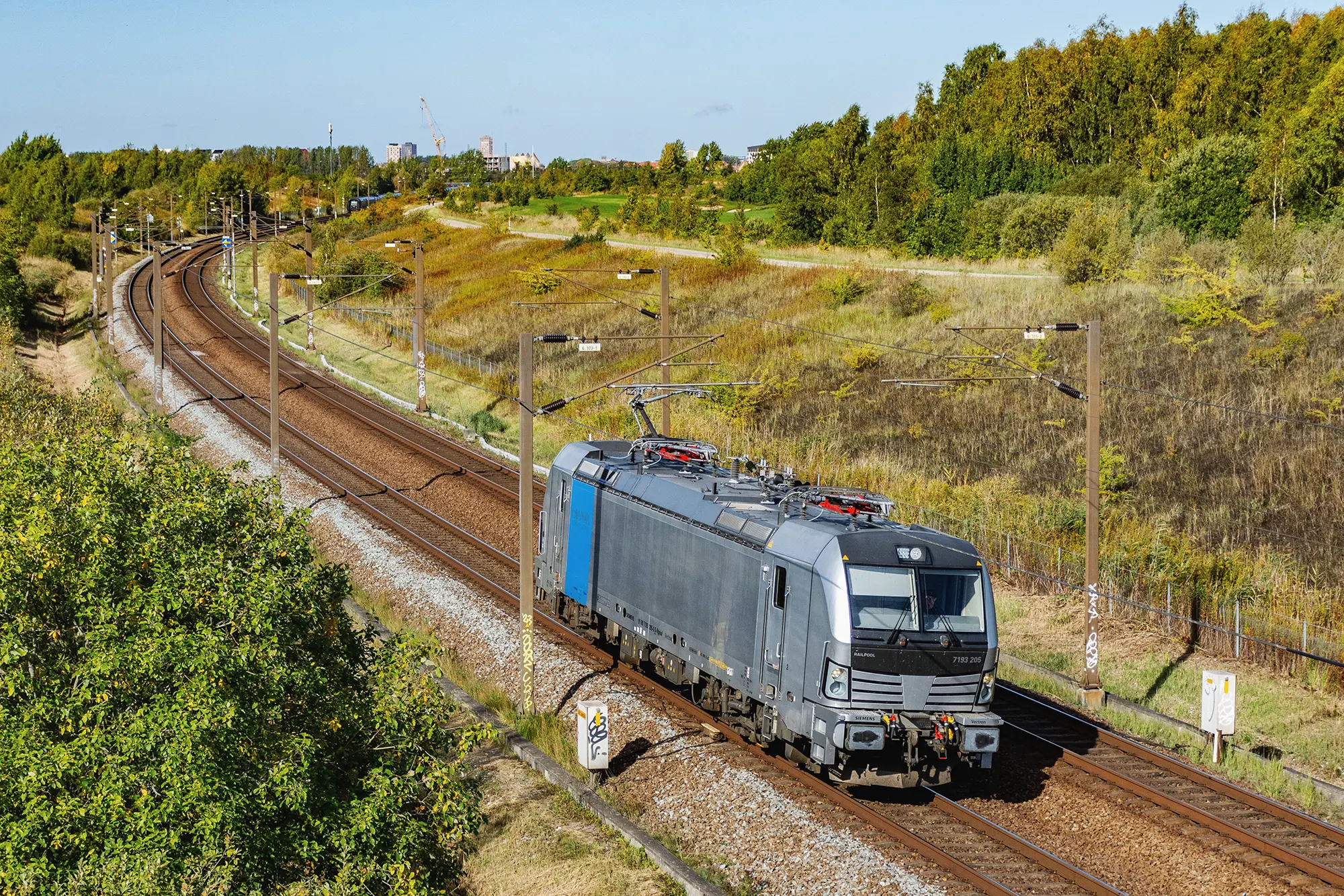 Et af Viking Rails Vectron-lokomotiver, 7193 205 (Railpool), set ved Ørestad på vej mod Sverige © Konstantin Planinski
